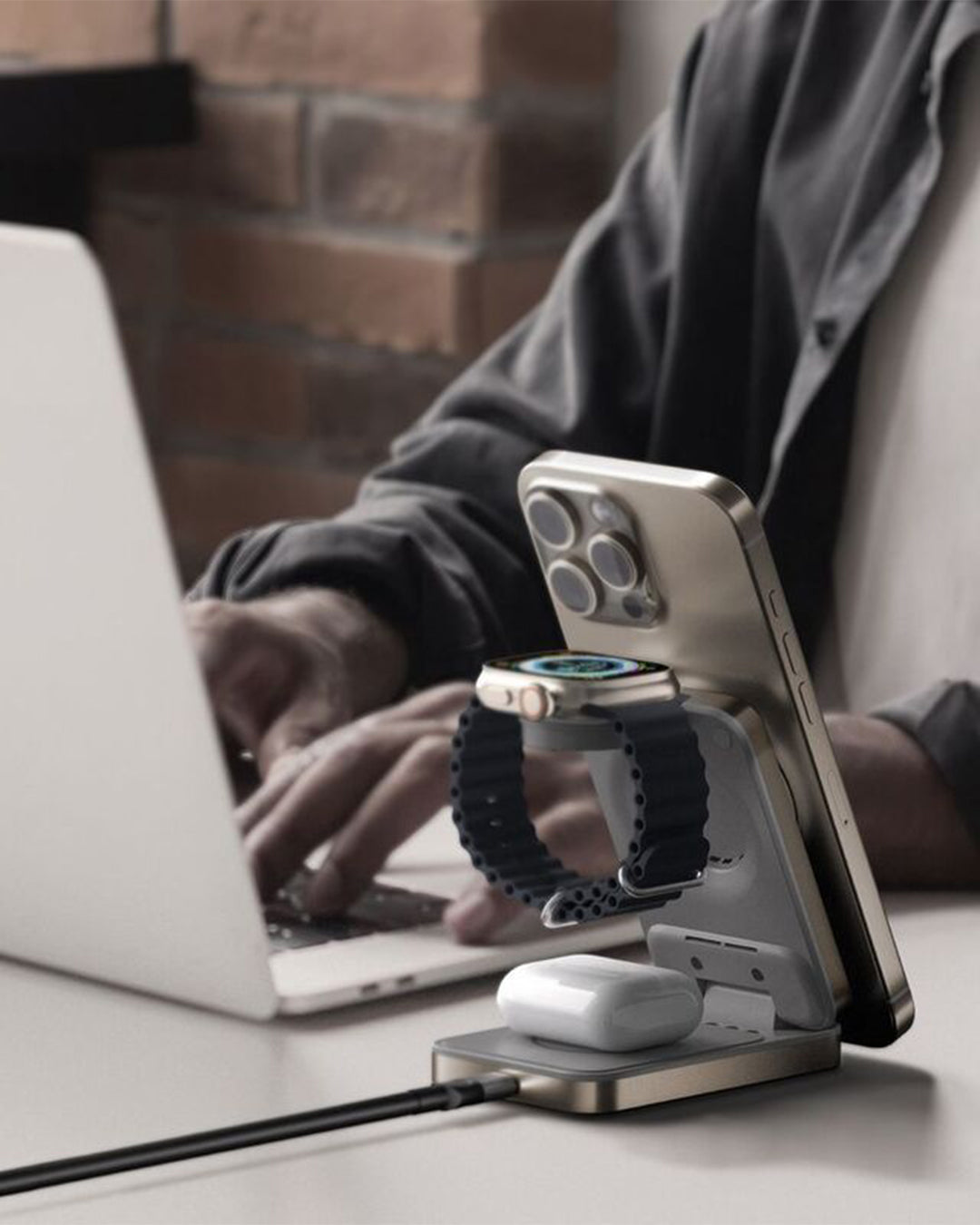  WIRELESS CHARGING STAND TITANIUM aleemaz.com